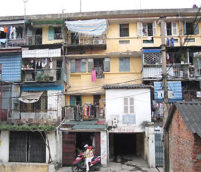 Đôí với nhà có nguồn gốc không phải là nhà ở nhưng đã được bố trí sử dụng làm nhà ở trước ngày ban hành Quyết định 118/TTg thì thực hiện theo quy định tại Nghị quyết 48/NQ-CP. - Ảnh: Đức Thọ.